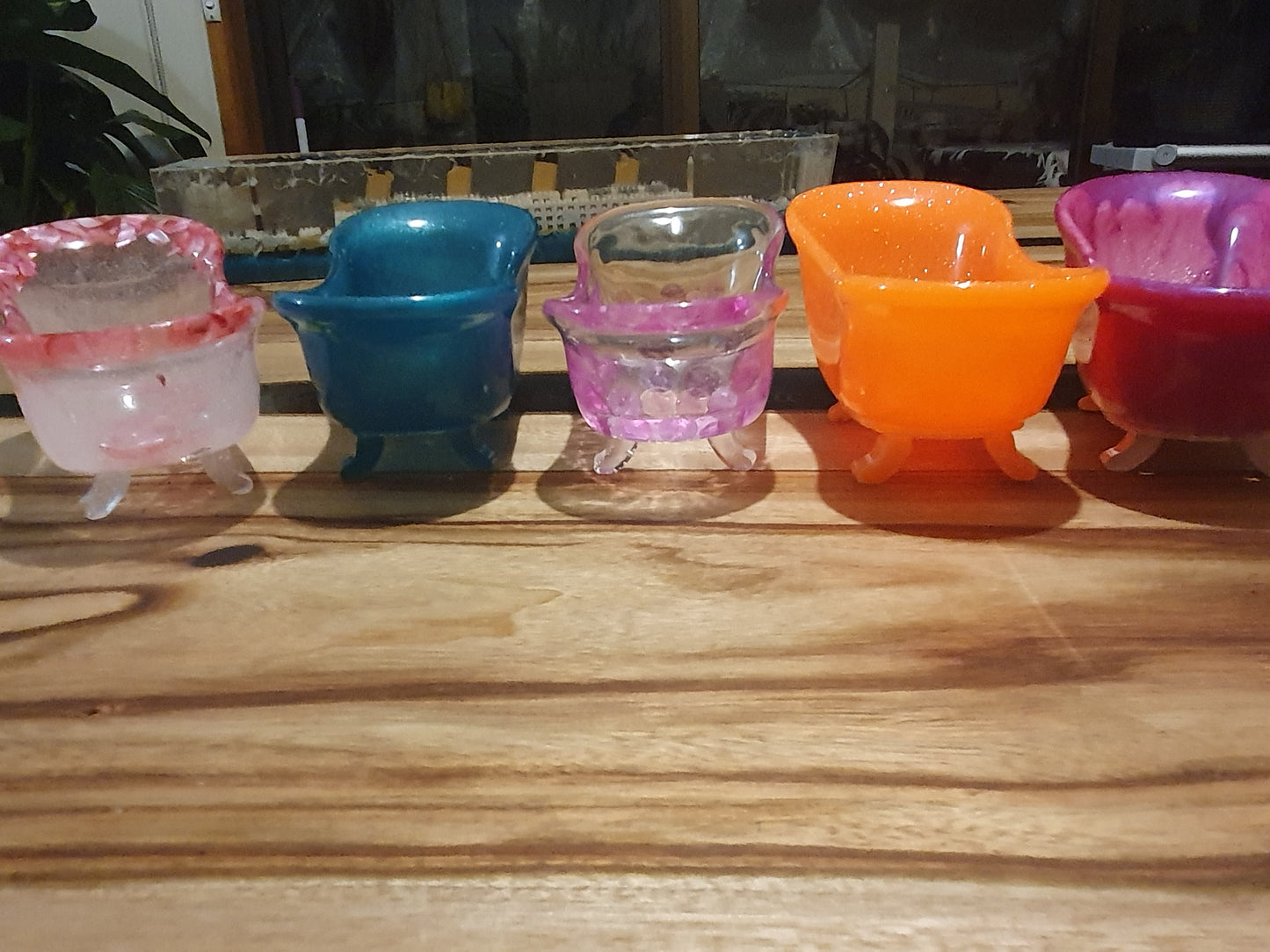Resin bathtub soap holder